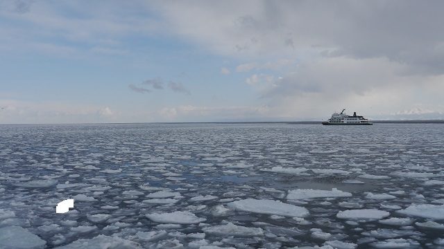 3日目。今日は網走で流氷観光船に乗って流氷観光がメイン。昨年は流氷が来ていない上に荒れた天気で欠航したので1年越しの流氷鑑賞ができるかどうか。<br /><br />3日目<br />ウトロ温泉7:30~知床斜里8:30<br />知床斜里8:55~網走10:00 【流氷ノロッコ号】【流氷船おーろら号】<br />網走14:17~北見15:07<br />北見17:11~遠軽18:27/19:15~紋別20:40頃 紋別プリンスホテル宿泊