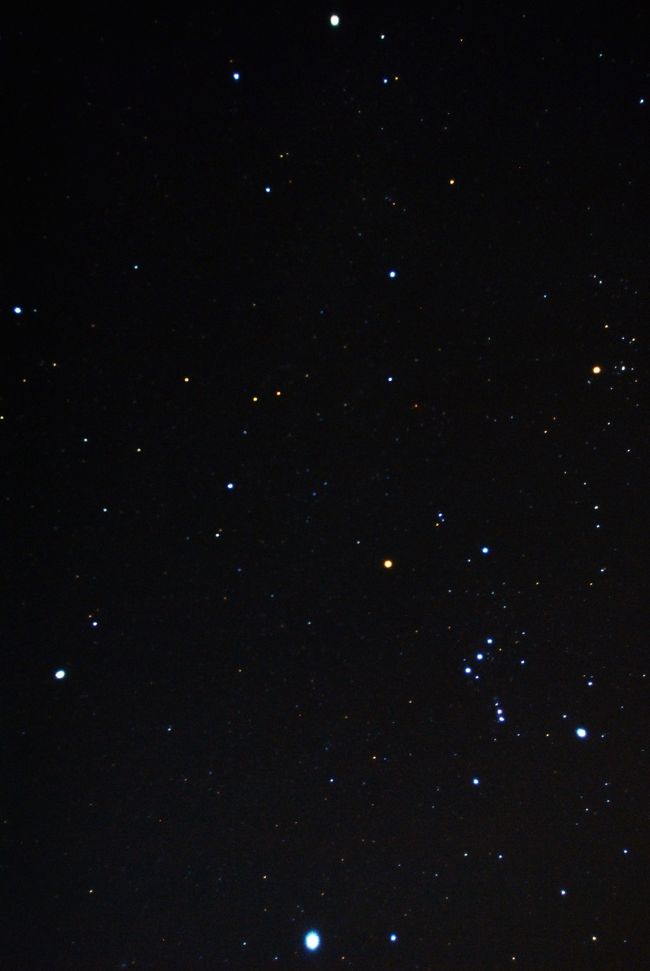 　本日（12月19日）は雲一つない快晴に恵まれた。　この季節の冬は、一年中で最も星空が綺麗である。　冷たく澄み切った空気が、瞬く星達をいっそうきらびやかにしてくれます。　その意味で今日は絶好のチャンスの到来である。　場所としては羽島市郊外で（桑原町）街明かりの少ないスポットをあらかじめ用意しておき行くことにした。<br /><br />　冬の星座は何といってもオリオン座です。　この星座を中心に今まで以上の美しいものを見たい、そのような思いで出発と相成った。<br /><br />　出発の時間ですが、今回は月が出ており（月齢8.6）月の入りのAM0:50（20日）を待ってのスターウォッチングです。　満天の星空の下、厳しい冷え込みの中での作業ですがこれも楽しいものである。<br /><br />　　　　　　　　　　　　　　　　　　　　　　（写真 桑原町にて）<br />