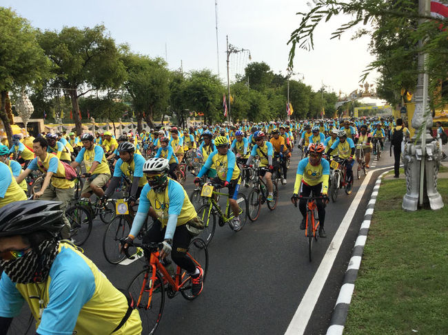 この日、12月11日はサイクリング・イベント「Bike for Dad」の開催日。バンコク都内の幹線道路29キロを自転車で走破してタイ・プミポン国王陛下のお誕生日を祝おうという記念イベントだ。<br /><br />首都バンコクだけで約10万人が参加、タイ全国各地はもちろん日本の東京（葛西臨海公園）・大阪（桜之宮公園）を含む全世界66都市で同時開催されるというかつてないスケールのメガ・イベントとなり合計約60万人が参加したらしい。<br /><br />このイベントのため、コース沿いの幹線道路が昼12時から夜10時まで長時間通行止めとなり、首都バンコクは交通麻痺状態となった。そのためタイ政府は事前に企業に対して自主的に休業するよう通達を出し、タイの企業はほとんどがお休みだった。<br /><br />BTS、MRT、空港鉄道、チャオプラヤー・エクスプレスボート、センセープ運河ボートは動いていたため、これらでアクセスできる場所へ行くのには問題なかったが、それ以外の場所へは移動手段が徒歩しかないという状態。<br /><br />さらに、このイベントではワチラロンコン皇太子が先導され、王女様も参加されるということもあって厳重な警備体制が敷かれたため、VIPが通過し終わるまで歩道橋やスカイウォークは立ち入り禁止、BTSも一時運行停止となり、空港鉄道はコースにかかる区間を避けて折り返し運転を行うなど観光客へも影響があったようだ。<br /><br />この記念すべき日にバンコクに滞在できた私は、よい機会なので本イベントを見学しに行くことにした。<br />