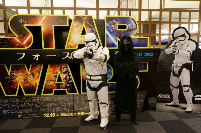 早速見て来ましたよ「スター・ウォーズ フォースの覚醒」。12月18日、公開初日の18時30分、全国一斉公開の初回ってやつ。総勢9人で、成田のIMAXまでプチツアーを敢行しました。一番若い人は私より30歳以上年下でしたｗ<br /><br /><br />1999年の「エピソード1」、2002年の「エピソード2」、2005年の「エピソード3」の時は、LAまで鑑賞ツアーを組んで、各回総勢30人ぐらいでチャイニーズシアターで見たものです。あれから10年、まさか、また「スター・ウォーズ」の新作が見られる日が来るとは思いませんでした。<br /><br />今回はLAには行きませんが、やはり初日の初回に行って皆で盛り上がりたい。てなわけで、1カ月前の11月18日、オンラインチケット発売日に予約を試みました。ところが、TOHOシネマズの新宿や六本木、日劇など都心のメイン館はあっという間に売り切れてしまったので、少し遠いのですが、上映コンディションの素晴らしい成田IMAXの座席を確保した次第。<br /><br />そして当日。18時半ぴったりに本編の上映が始まりました。CFナシ。予告編もナシ。LUCASFILMのロゴに続き、STAR WARSのロゴとともに例のファンファーレが高らかに鳴り響くと、場内は拍手喝采。「A long time ago in a galaxy far, far away…」そして「Episode VII」のキャプションに続いて状況説明の字幕スクロールアップで、早くも涙がこみ上げウルウル状態に……。隣の席では若い男子が「ヤバイヤバイ！」と声を出しています。