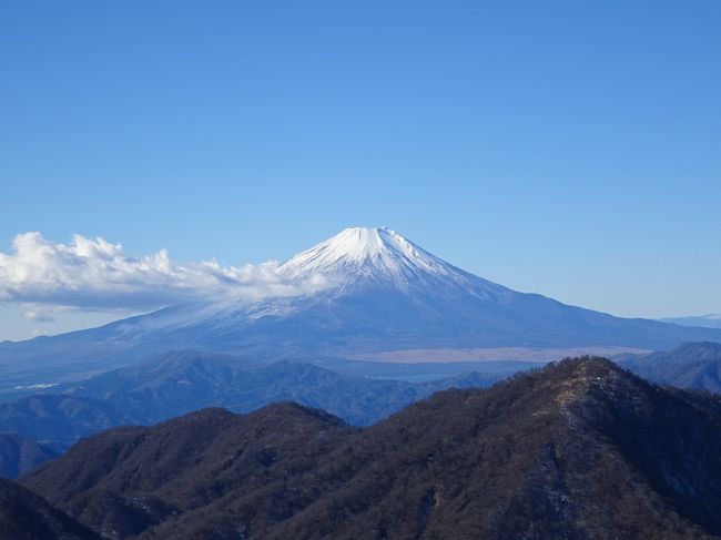 2015年最後の国内旅行＆登山。土日の天気が良さそうだったので、富士山の眺めが良い神奈川の丹沢（焼山〜蛭ヶ岳〜丹沢山〜塔ノ岳〜鍋割山）を縦走し、翌日は静岡の愛鷹山（黒岳〜越前岳）に登ってきました。<br /><br />＜1日目の行程＞<br />高尾5:43−相模湖5:52（JR）<br />相模湖駅6:00→6:19三ヶ木6:55→7:12焼山登山口（神奈川中央交通バス）<br />焼山登山口バス停7:16−8:25焼山8:30−10:44蛭ヶ岳11:01−12:04丹沢山12:11−12:49塔ノ岳13:03−13:48鍋割山13:57−15:50大倉（徒歩）<br />大倉16:10→16:23渋沢駅（神奈川中央交通バス）<br /><br />＜2日目の行程＞<br />三島7:33−7:39沼津7:44−8:20御殿場（JR）<br />御殿場駅8:30→愛鷹山登山口8:59（富士急バス）<br />愛鷹山登山口バス停8:59−9:49黒岳9:51−11:07越前岳−11:59十里木12:12−14:45富士東高校バス停（徒歩）<br />富士東高校14:58→JR富士駅15:30（富士急静岡バス）<br /><br /><br />