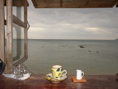 浜辺の茶屋でコーヒーをすする。こんなすばらしいところが沖縄にはある。