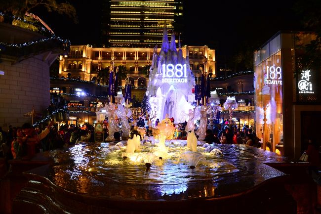 この日は夜のフライトでホーチミンに向かう予定で<br />私ひとり少し早めに深センから香港入りして<br />クリスマス前の香港の町歩きを楽しみました。<br /><br />町はいつも以上にキラキラ輝いていました。<br />