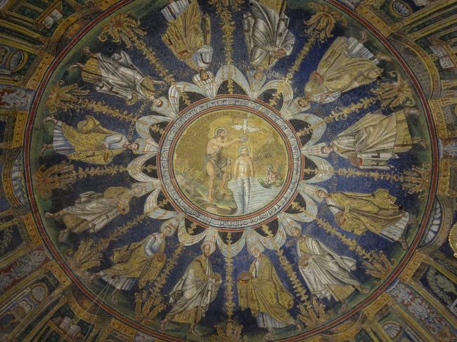「ネオニアーノ洗礼堂」は「ラヴェンナ」の「ポポロ広場の南西」に位置する「５世紀」に建てられた「キリストの洗礼」と「十二使徒」がモチーフになっている「八角形の洗礼堂」です。<br /><br />「ネオニアーノ洗礼堂」は「１９９６年」に「ラヴェンナの初期キリスト教建築物群」として「世界遺産」に登録されています。<br /><br />写真は「ネオニアーノ洗礼堂」の「天井」です。