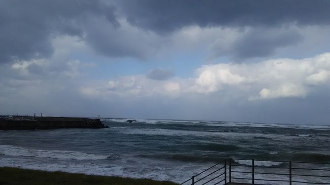 　１２月４日暴風警報の中、片山津温泉まで出かけました。<br />橋立漁港の様子です。危険です。漁もできないので、蟹も魚もあまり売ってませんでした。