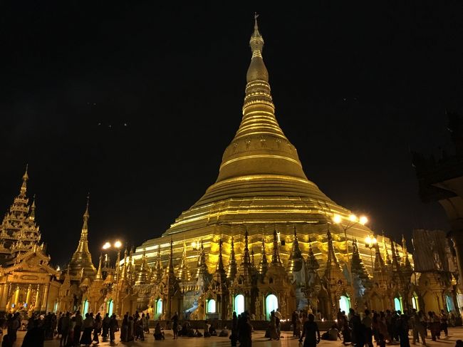 2015年最後の海外旅行はミャンマーに行って来ました。<br />今回の目的は世界三大仏教遺跡の一つであるバガンへの訪問。<br />これでボロブドゥール、アンコールと合わせて、世界三大仏教遺跡制覇となります。<br />合わせてASEANもこれで9か国目となり、後はフィリピンを残すのみ。<br /><br />まずは一日目。<br />羽田深夜発でヤンゴンに向かい、バガン行きの前に肩慣らしではないですが、体をミャンマー仕様にするべく軽くヤンゴン市街を散策です。<br />と、軽く考えておりましたが、暑さは想定の範囲内だったものの、寝不足からくる体の重さと今まで経験のない街の雑然さに結構体力奪われました。<br />ですのでそれほど多くの場所訪れる事ができなかった事ご了承下さい。<br /><br />それではミャンマー一発目の旅行記です。<br /><br />itinerary<br />12/18  0日目　羽田<br />12/19  1日目　羽田→バンコク→ヤンゴン　ヤンゴン泊<br />12/20  2日目　ヤンゴン→バガン　バガン泊<br />12/21　3日目　終日バガン　　バガン泊<br />12/22　4日目　バガン→ヤンゴン　ヤンゴン泊<br />12/23　5日目　ヤンゴン→バンコク→羽田<br />