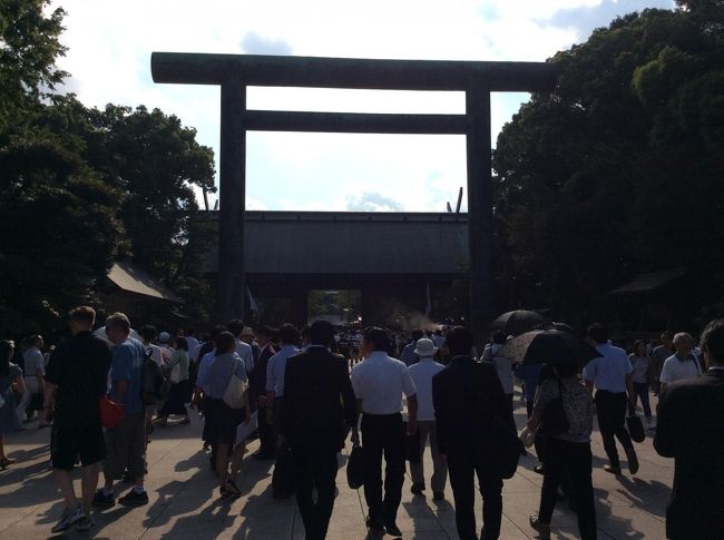 今年は終戦70年。終戦記念日に初めて靖国神社へ行った。参拝客が沢山、また街宣車なども多くちょっと殺気立ったムード。