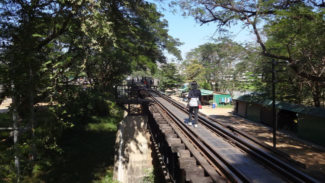 　『戦場に架ける橋』で有名なカンチャナブリの鉄橋。<br />　二度目の訪問です。<br />　初日は定番の鉄橋と鉄道建設慰霊碑と戦争博物館。<br />　ゲストハウスからてくてくと、歩いて回りました。　