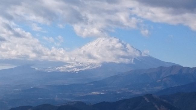 お知らせ<br />車で行ける山情報が乏しく。<br />情報をを集めるために、マイカー登山というコミニュティ作りました。<br />ご興味ある方、ぜひ、ご参加くださいませ<br />ここの山はここに駐車場あるよ、、とか、情報交換できれば嬉しいです<br /><br />今回も良いところ見つけてしまいましたよ！(^.^)♪?<br />簡単に言うと、山頂が牧草地なので見晴らしがとても良い。<br />丹沢湖・丹沢山・富士山・愛鷹山・明神ヶ岳含む、箱根外輪山・相模湾<br />３６０度、うっとりする景色。<br />※来年牧場は閉鎖となるので、牛・アイスクリームとかはありません。<br /><br />体力的には、標高差６００以上の山登りなので、ちょい大変ではありますが、１年中登れる、初心者向きハイキングの山。<br />岩殿山ほどきつくは無かったかな？まぁ。近しい位・・という、イメージでしょうか？<br />体力的に心配しておりましたが、膝が笑ってしまう・・と言うことも無く。<br />結構、平気でした。<br />帰宅後は、腰の上部とふくろはぎの下部が、筋肉痛に。<br /><br />所要時間<br />普通の人、休憩無しで３時間３０分。<br />CHAIの場合、昼食休憩くらいで、７時間。<br />距離１３，９ｋｍ<br />標高差６１３，４ｍ<br />カロリー１０４７<br /><br />行程<br />※役場に駐車して、ハイキング・・１区間、電車に乗って元の場所に戻ってくるコース。<br /><br />７：５７山北町役場に車駐車・無料<br />８：０５には、出発？<br />８：１５鉄道公園・トイレ休憩<br />８：３６樋口橋<br />８：５２大野や見えるよ！の猫の像前<br />９：３３旧共和小学校・トイレ<br />９：５３水子地蔵<br />１１：２７山頂記念撮影<br />１２：１０下山しながら景色の良いところで富士山待ち・・<br />１３：００本格下山<br />１４：００頼朝桜付近のトイレ<br />１４：０９頼朝桜<br />１４：３１嵐地区<br />１４：４８吊り橋、横断。<br />１５：００谷峨駅、到着<br />御殿場線<br />１５：１１谷峨発→山北行き乗車<br />１５：１８？山北着<br />１５：１９山北町観光案内所立ち寄り<br />車移動<br />１５：４１酒水の滝・最勝寺〔見学・約４０分〕<br />１６：４３さくらの湯<br /><br />注意事項<br />※珍しいことに？暑さ注意の山。<br />その為、夏場は、逆コースで谷峨駅から出発して、朝の涼しいうちに山頂に行くコースでないと厳しい。<br />日焼け止め、サングラス・目薬役立ちました。・・目の弱い人注意<br />※狩猟時期あり・・１１月１５日から２月１５日<br /><br />※山北駅から、登山道まで、下調べの甘さから、街中で道の心配になることちょいあり。グーグルマップと役所の地図と照らし合わせておけば問題無い感じ。<br />あ！山道でも、二股？と、思えるところ２箇所？<br />ちょっと、悩むことあり。<br />悩んだら、それらしい道、右？に行ったかな？<br />まぁ。慣れている人は、気にならない程度なんでしょうが・・。(^_^;)<br /><br />＊＊今回の行程・山北駅→谷峨駅コースで思った好感触＊＊<br />１、今回の行程だと、行きはつらい物の、山頂から帰りは良い景色を見ながら歩ける。<br />２、山道降りてからも分かりやすく、比較的、近くに駅がある。<br /><br />＊＊谷峨駅→山北駅コース＊＊<br />谷峨から山頂までの道のりは、迷う心配なし、また、整備されているので歩きやすい。<br />しかし、山北駅への下りは、山道のくだりで、登山道降りてからの駅までの道のりが遠い。<br />住宅街とか迷わないかな？携帯あるから大丈夫か？<br />ただ、まだ着かない・・と、疲れてる体には、精神的にダメージがあるのかな？・・と、ちょい、思う。憶測です。<br /><br />※下山時、知りましたが、まきば館を通り、山頂へ・・というコースもあるので、次回は、深沢経由の道のりを歩いてみたいな・・。<br /><br />＊＊＊＊＊＊＊<br />学んだこと。<br />１、こまめに、しっかり水分補給・・大して、汗をかいたということも無かったですが、各所、トイレではあまり出ず。<br />それらから分かったことは、水分を必要ないと考えても、こまめに水分補給してなければ、脱水症状になることもあるなかな？？<br />２、今どこを通っているか？と、いう小さな目と、大きな目〔山並み〕で見て、位置を把握しないと、いけないな。<br />３、電車利用ある場合、現金、調度を握り締めて、乗車する。<br />