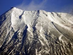 ０１．冬の三島の散歩道　新幹線の車窓からの雪化粧をした富士山