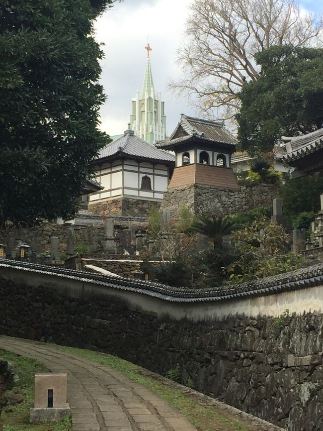 3月に思いつきで長崎へ旅に行った際、アクセスの難しさに泣く泣く立ち寄りを諦めた憧れの町、平戸。東京からはほぼ丸一日かけて行く覚悟が必要な、遠い遠い西の果ての港町を、いつか訪れてみたいと考えていました。<br />お城と教会とお寺と洋館が不思議なバランスで織り成す和洋折衷の町並み。世界広しといえども、平戸と同じような町並みはきっと、他にはないはずだと思います。<br />そして、平戸といえば教会群。「以後よく伝わるキリスト教」で語呂を覚えたとおり、1549年にフランシスコ＝ザビエルが来日。その翌年、平戸で布教を開始したことを機に、日本にもキリスト教が信仰として広まりました。その後、禁教による苦難の時代を経て、今でも平戸周辺の地域にはキリスト教を篤く信仰する人たちが数多くおり、たくさんの教会が信仰の場として守られ続けています。印象的な教会建築をいろいろと訪問したかったのですが、時間と交通の便に限りがあり、今回は平戸中心部のザビエル記念教会と田平天主堂を訪問してきました。<br />写真は、平戸を最もわかりやすく象徴する、寺院と教会の見える風景です。