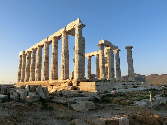 年末年始にギリシャを旅行しました。<br /><br />1日目 エーゲ海航空でアテネに夕方到着<br />2日目 ツアー(エーゲ海1日クルーズ)<br />3日目 ツアー(コリントス、ミケーネ)<br />4日目 ツアー(アテネ市内、スニオン岬)<br />5日目 個人観光(新アクロポリス博物館、ゼウス神殿)<br />6日目 個人観光(古代アゴラ遺跡、ローマン・アゴラ)<br />7日目 エーゲ海航空で帰国