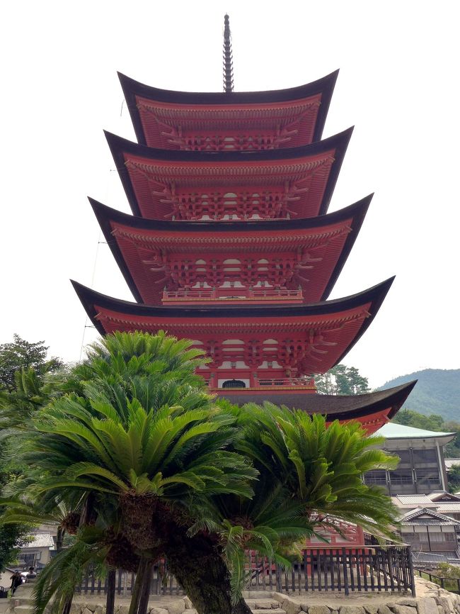 厳島神社近くの寺社仏閣を参拝したあとは、五重塔を訪ねます。<br /><br />厳島神社五重塔は、塔の岡に建つ高さ２８mほどの朱塗りの塔で、宮島のランドマーク的存在です。<br />