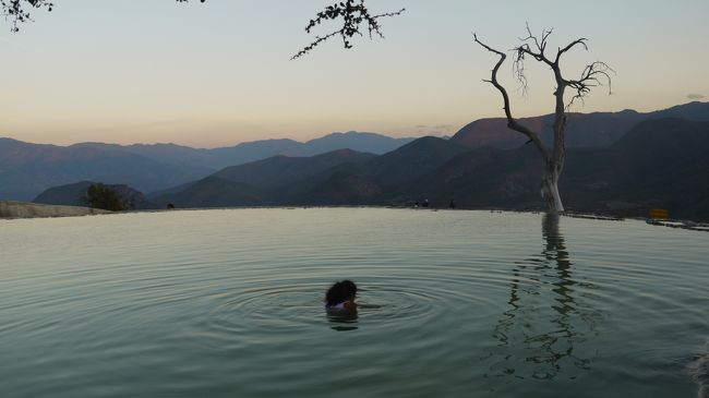 2015年の暮れに三度目のメキシコを旅しました。<br />世界遺産宝庫の国ですので、多くの方々が旅行記を投稿しています。<br />そこで、ちょっとディープなメキシコを旅行記にしてみました。<br />ここはメキシコシティから約1時間飛行機を乗り継ぎオアハカ州へ。<br />そこからさらに約50キロの車移動によりたどり着きます。<br />秘境の地「イエルべ・エル・アグア」です。<br />これから日本でも話題の地になると思います。
