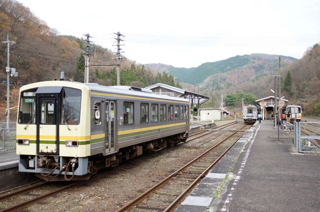 11月の三連休。<br />初日は東京からのぞみとやくもを使って出雲まで。<br />2日目は木次線備後落合経由芸備線三次まで。<br /><br />車内では、出雲縁結びのように出会いがありました(笑)<br /><br />きっぷは東京都区内→益田<br />「新幹線・岡山・山陽・伯備・山陰・木次線・芸備線・三江・山陰」<br />8日間有効でJPY14,470です。<br />全区間通しで1枚のきっぷ。<br /><br />なお、旅のメインは、出雲大社でも木次線ではなく『三江線』です♪