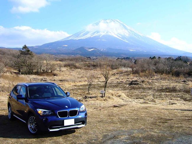 やっぱり富士山には雪がないとね♪白糸の滝のマイナスイオンにも癒されます。