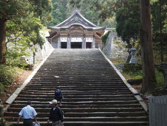 神社仏閣は石段の上にあるものですが、大神山神社は参道が長い！膝の痛みにビビりながら、自然石の石畳の長い参道を登っていくと、石段の先にドラマチックな本殿が現れます。