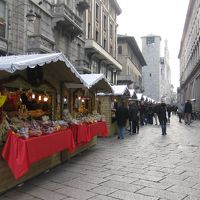 クリスマスマーケットの小屋が沢山出ていた　コモ湖　「ドイツ・スイス・イタリア街歩き」　6日目前編