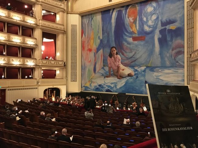 ウィーン国立歌劇場で、オペラ「ばらの騎士」を見ました。<br />一度オペラを見たいと思っていましたが、旅行のスケジュールに合わせて探したところ、１２月１９日（土）の公演と合わせられることがわかり、公式サイトで無事に予約ができたため、レッヒからウィーンへ行くプランになりました。<br />スキー場から特急で５時間半、ホテルで着替えて直行のきついスケジュールでしたが、満喫しました。<br />YouTubeに全３幕３時間以上のバージョンがいくつもアップされていて、字幕付きまであって予習も簡単になりました。ネットが無かったらオペラ見ることはなかったかも、と思うと不思議です。<br />