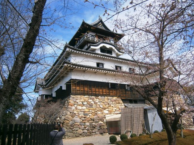 現存する日本最古の木造天守閣のある犬山城。<br />国宝ということもあるし、一度行ってみたかった。<br /><br />暖かくなってきた３月下旬、桜にはちょっと早かったけど念願かなって行ってきました。