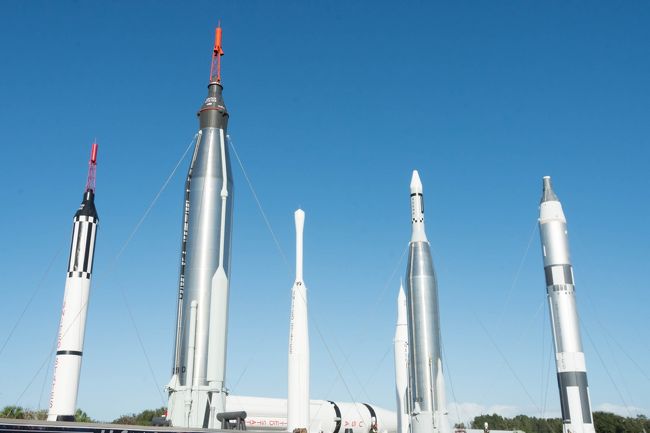 3機のスペースシャトルを見るツアー、3日目です。昨夜ハージニア州からはるばる1200km旅してフロリダにやってきまして、今日はケネディ宇宙センターにスペースシャトル「アトランティス」を見に行きます。ケネディ宇宙センターと言えば、アメリカの有人宇宙計画初期からロケットの打ち上げに使われてきた長い歴史を誇る施設です。ビジターセンターに置かれた「アトランティス」を見た後、打ち上げ施設近くまで行くバスツアーに参加します。あの、月ロケットやスペースシャトルの打ち上げにも使われた施設です。今はスペースシャトルも、次期有人ロケットも、打ち上げられていませんが、どんなものが見られるでしょうか。
