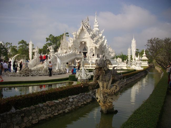 ⑤　ゴールデントライアングルへ・メーカチャン温泉・チェンライ 白亜の地獄寺 ワット・ロンクン（Wat Rong Khun）・カレン首長族の村（12/21午前）