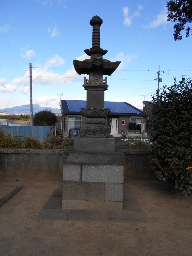 元景寺(げんけいじ、群馬県前橋市総社町植野)は総社初代藩主である秋元長朝(あきもと・ながとも、1546~1628)が父親である秋元景朝(あきもと・かげとも)の菩提を弔うため創建したのが始まりと言われています。秋元氏の祖は下野守護の宇都宮頼網の子泰業が上総国周准郡秋元荘(現在の千葉県君津市)に居住したことで秋元姓を称しますがどのような経緯で深谷城主上杉氏に仕えるようになったのかは不明です。秋元長朝が父景朝と共に仕えた深谷上杉氏は室町時代における鎌倉公方を補佐する山内上杉氏の庶流という名門ですが戦国時代中葉には小田原北条氏の勢力に抗することができず主家山内上杉氏は凋落の一途をたどります。 主家の没落を見限り深谷上杉氏は小田原北条氏に臣従する事になりますが、天正18年(1590)の豊臣秀吉によるいわゆる小田原征伐では主君の上杉氏憲(うえすぎ・うじのり)は小田原城に詰めることになり、家老である長朝は杉田因幡(すぎた・いなば)と共に氏憲に代わり深谷城の守備に勤めます。長朝は秀吉派遣軍を相手に奮戦し城を持ち応えるべくあらゆる手を尽くしますが小田原城の降伏開城に伴って浅野長政(あさの・ながまさ)を大将とする秀吉軍の猛攻を予見し長政の説得に応じて開城の道を選び深谷城と城下町を兵火から守ります。戦後深谷上杉氏は一族して信濃に移住し帰農して久保田姓に改めますが、他方長朝は深谷上杉氏が消滅したことから蟄居していましたが、智将井伊直政(いい・なおまさ)の推挙により旗本として徳川家康に仕える事となり上野国碓氷郡に5百石の知行を与えられます。 以降家康に気に入られたのか度々の加増が行われるなか、慶長6年(1601)、とうとう上野国総社藩1万石の大名に列せられます。小田原北条氏の陪臣の身から大名に列せられたのは極めて稀でこの秋元氏の他八王子城松木曲輪を守備し討死した猛将中山勘解由家範(なかやま・かげゆ・いえのり)子息の後裔の久留里藩主黒田氏と松岡藩主中山氏だけとなります。元和8年(1622)に嫡男泰朝に家督を譲り隠居し、寛永5年8月に83歳で総社城にて病死します。尚長朝の子孫たちはその後甲斐国郡内谷村、武蔵国川越、出羽国山形と転封を重ね上野国舘林6万石で明治維新を迎え、その間歴代では喬知(たかとも)と涼朝(すけとも)の代に老中職を勤めるに至ります。秋元氏廟の傍らに立てられている説明板には次の記載があります。「秋元氏墓地秋元氏は、上総国(現千葉県)周准郡秋元荘を領していたことから、秋元と守した。初代総社城主秋元長朝の父景朝は、関東管領上杉憲政に仕え、天正15(1587)年2月上野国(群馬県)植野勝山の地を与えられ、同年11月に病で没した。長朝は天正18(1590)年、父景朝の供養のため元景寺を創建した。慶長5(1600)年、長朝が関が原の戦功により総社の地を与えられたのは、ここが父景朝のゆかりの地であったことからだと考えられる。景朝の戒名は、幼名である元景をとって春光院気山元景大居士と号した。なお、景朝の墓と並んで、正室春(光巌院殿心月等清大姉・天正8年没)及び長朝の側室(心窓院殿華月芳永大師・寛永7年没)の墓もある。」