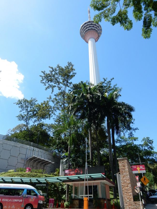 ２０１５年の年末年始はマレーシアに滞在しました。<br />（初日と最終日はトランジットのため、シンガポールに滞在）<br /><br />数年ぶりのマレーシア。<br /><br />今まで行ったことのなかった、KL Sentral西側の公園区域（王宮含む）や、久しぶりのKLタワーなどを訪れました。<br /><br />クアラルンプールは便利な都会だなと改めて思った今日この頃です。<br />交通機関が追い付いていない感はありますが・・・