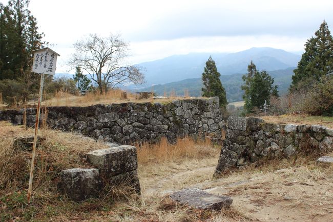 日本三大山城の一つ、岩村城。<br /><br />現地に行くとそこには中世に取り残された空気が神妙に漂っている。<br /><br />初期は遠山氏が戦国時代まで守る。<br /><br />甲斐は武田氏南下の拠点として、尾張織田勢は北方勢力への防衛拠点として非常に重要視した城で、<br />城主の変化が激しい城でもある。<br /><br />城郭は標高700mを超える山岳地帯にあるが、木曽・信濃へとつながる中仙道を監視するにはもってこいの立地ともいえる。<br /><br />あまり現代人の手が入っておらず、素朴な雰囲気が漂う。<br /><br />大手門に続く橋は既に取り壊されているけれど、当時は敷板を外すことで渡橋できなくする構造で、なかなか珍しい仕組みで興味深い。<br /><br />全体を通して傾斜がきつく立体的な構造となっている。<br /><br />