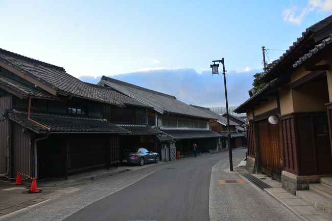 年末に3ヶ月ぶりに再開した東海道ウォーク。<br />初日は赤坂宿から藤川宿を抜けて岡崎宿まで約21km歩きました。<br />2日目は岡崎宿から池鯉鮒宿、鳴海宿を抜けて熱田神宮のそばの宮宿までの30kmを歩く予定ですが一つだけ気がかりなことが。<br />今回は５泊6日の旅の最初の２日間だけ東海道を歩く予定　６日分の旅の荷物を背負ったままの長距離のウォーキングは予想以上に体に負荷がかかり、昨日はひどい肩こりと腰痛になってしまいました。<br />名古屋に宿泊予定のため朝早くから日没まで１日たっぷり歩くとなると、昨日以上の負担がかかることになります。結局日没の５時過ぎまで頑張って歩きましたがゴール予定の熱田神宮の手前の本笠寺駅のそばで日没コールド。<br />年明けは本笠寺からの再開となります。<br /><br />