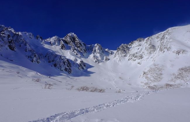 2015年最後の登山は中央アルプスの木曽駒ヶ岳へ行ってきました。<br /><br />想像以上の積雪量と暴風で厳しい登山となりましたが、展望は絶景の連続！<br /><br />最後の登山で素敵な雪景色を見ることができました。<br /><br />2016年もどうぞよろしくお願いします。<br /><br />▼ブログと写真<br />http://bluesky.rash.jp/blog/hiking/kisokomagatake3.html