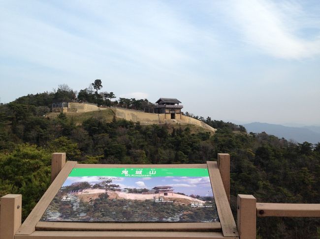 岡山自動車道の岡山総社ICが鬼ノ城跡の最短出入り口。<br /> 初詣最上稲荷の参拝客で岡山総社IC手前1.5キロぐらいより出口渋滞、出口通過に約1時間要する。予定外の時間浪費。<br /> <br />8:50頃岡山総社IC手前-岡山総社IC通過9:45-10:00鬼城山ビジターセンター~鬼ノ城跡~鬼城山ビジターセンター12:05-<br />12:10経山城跡登り口-12:20経山城跡-経山城跡登り口12:30-<br />12:50足守~足守陣屋跡等町めぐり~足守13:50-<br />15:05湯郷温泉~湯郷鷺温泉館入浴~湯郷温泉16:30-<br />(中国道沿いの国道を通り)-佐用-播磨新宮-竜野-(姫路バイパスに入り)-帰宅する<br /><br /> 鬼ノ城跡:砂川公園より約3キロの区間の道路は、所々に車の退避場が設けられている大型車通行不可能で車1台しか通行出来ない狭い道路。鬼城山ビジターセンターに無料の駐車場あり。70台駐車可能な整備された綺麗な駐車場。高石垣はかなりの見応えあり。<br /> 経山城跡:鬼城山ビジターセンターの少し手前に登り口の標識がある。車3台ほどの駐車スペースがある退避場に車を停める。主郭の曲輪中心に城跡を確認できる。<br /> 足守:数カ所無料の駐車場あり。秀吉の妻ねねの血筋の木下家の静かな城下の町並み。<br />湯郷温泉:足守より約45キロ程の距離。静かな山間のドライブコース。湯郷鷺温泉館の湯は最悪の湯であった。<br /><br />