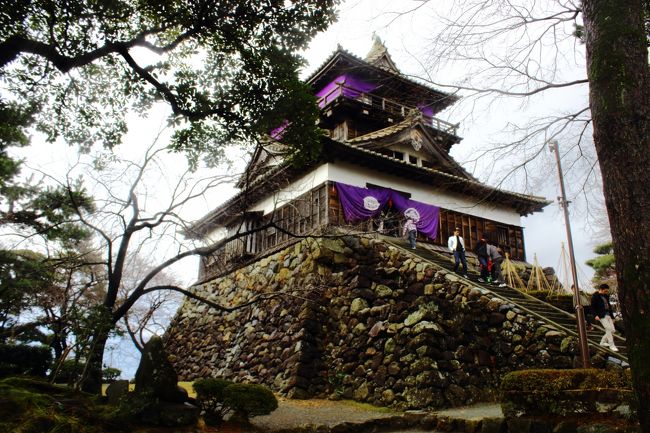 現存する日本最古の天守は丸岡か、犬山か。判定については、現在の技術では結論が出ていないようである。<br /><br />丸岡城は福井県の北部、坂井市にある。丸岡駅からは結構遠い。<br /><br />織田信長も手を焼いた一向一揆に対抗すべく、越前の柴田氏に作らせたといわれている。<br /><br />現在も残るのは、その天守だけであるが、城門が別の場所に移築されていると伝えられている。<br /><br />比較的高く積まれた石垣は野面積で、望楼もそれほど大きくなく、まさに見張台だ。<br /><br />標高は２０ｍほどしかない平山城とはいえ、平野が広がるこの辺りを一望でき、<br />さぞかし敵の動きを把握するにはもってこいの立地だったろう。<br /><br />彦根城と形式の似た松江城が国宝指定を受けたからには、<br />こちらも犬山に加えて国宝になるかどうか、そっと見守っていこう。<br /><br />【Ｐ】あり（広い）<br /><br /><br />
