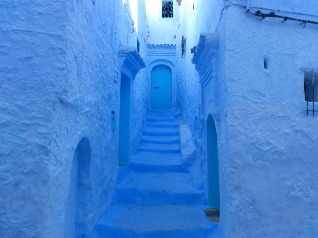 年末年始の10連休でスペインからジブラルタル海峡を渡ってモロッコを周遊してきました。<br /><br />ジブラルタル海峡を渡ってスペイン領セウタ経由でいよいよ今回の旅のメインのモロッコに入り、最初に訪れたのは青の街・シャウエン。青で彩られた街並みが美しく、迷路のような道を散策するのが楽しい街でした。<br /><br />＜旅程＞<br />【0日目(12/25)】<br />　関西23:00→<br />【1日目(12/26)】<br />　→イスタンブール5:20（TK＝トルコ航空）<br />　イスタンブール9:15→マラガ12:55（TK）<br />　マラガ〜ラ・リネア〜ジブラルタル<br />　ラ・リネア泊<br />【2日目(12/27)】<br />　ジブラルタル〜アルヘシラス〜セウタ〜シャウエン<br />　シャウエン泊<br />【3日目(12/28)】<br />　シャウエン〜フェズ<br />　フェズ泊<br />【4日目(12/29)】<br />　フェズ〜メクネス<br />　メクネス20:15→<br />【5日目(12/30)】<br />　→マラケシュ4:00（バス）<br />　マラケシュ〜アイト・ベン・ハッドゥ〜ワルザザート〜ダデス峡谷<br />　ダデス峡谷泊<br />【6日目(12/31)】<br />　ダデス峡谷〜トドラ峡谷〜メルズーガ<br />　メルズーガ泊<br />【7日目(1/1)】<br />　メルズーガ〜マラケシュ<br />　マラケシュ泊<br />【8日目(1/2)】<br />　マラケシュ〜カサブランカ<br />　カサブランカ泊<br />【9日目(1/3)】<br />　カサブランカ14:35→イスタンブール21:20（TK）<br />【10日目(1/4)】<br />　イスタンブール1:00→関西19:10（TK）