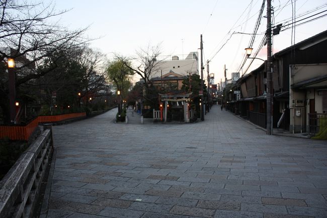 ２０１５年の冬休み、「スルッとＫＡＮＳＡＩ３dayチケット」を利用して、関西を回ってきました。<br />旅の目的は、<br />　①延暦寺、高野山などの世界遺産を巡る。<br />　②京都の花街を巡る。<br />でした。<br />３日間とも天気がよかったのですが、京都の人の多さには疲れました。<br />その７は、祇園編です。<br /><br />その１　出発・延暦寺編http://4travel.jp/travelogue/11088843<br />その２　先斗町・錦市場編http://4travel.jp/travelogue/11088938<br />その３　近鉄・南海特急乗車編http://4travel.jp/travelogue/11089124<br />その４　高野山～大門・壇上伽藍・金剛峯寺編http://4travel.jp/travelogue/11089399<br />その５　高野山～奥の院編http://4travel.jp/travelogue/11089772<br />その６　宮川町編http://4travel.jp/travelogue/11090194