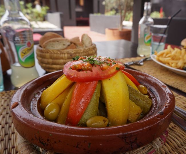 一度は行ってみたいサハラ砂漠!!!フェズやマラケシュのスークでアラビア～ンな雰囲気を感じてみたい!!!でも、集団行動が苦手な私たち。砂漠ツアーの３日間はプライベートツアーをお願いし、マラケシュやフェズでは自由気ままに街歩き♪と、いつもの通り４トラのみなさんの旅行記を参考にさせていただき、こんな旅をしてきました。<br /><br />８月６日　トルコ航空ＫＩＸ２２：３０→ＩＳＴ０５：３５<br />８月７日　ＩＳＴ１０：２５→ＣＭＮ１３：２５　手配した車でマラケシュへ　　　ＤＡＲ７３泊<br />８月８日　マラケシュ　　　　　　　　　　　　　　　　　　　　　　　　　　　　　　　ＤＡＲ７３泊<br />８月９日　マラケシュ　　　　　　　　　　　　　　　　　　　　　　　　　　　　　　　ＤＡＲ７３泊<br />８月１０日砂漠ツアー（古代遺跡な日々）　　　　　　　　　　　　　　　　　　　　ダデス泊<br />８月１１日　　　　　　　　　　　　　　　　　　　　　　　　　　　　　　　　　　　砂漠キャンプ泊<br />８月１２日ホテルでシャワー＆朝食後フェズに向けて出発　　　　　　リアドフェズ泊<br />８月１３日フェズ　　　　　　　　　　　　　　　　　　　　　　　　　　　　　　　　リアドフェズ泊<br />８月１４日フェズ１１：４０→カサブランカ１５：１０　　　　　　　　　　　　　　ソフィテル泊<br />８月１５日ＣＭＮ１５：０５→ＩＳＴ２１：４０<br />８月１６日ＩＳＴ００：５０→ＫＩＸ１７：５５　<br /><br />［航空会社］<br />トルコ航空（http://www.turkishairlines.com/en-jp）<br /><br />［ホテル］<br />ＤＡＲ７３：ブッキングコム経由（http://www.booking.com/index.ja.html）★現地払い<br />リヤドフェズ：エクスペディア経由（https://www.expedia.co.jp/overseas-hotel）★現地払い<br />Sofitel Casablanca Tour blanche：エクスペディア経由（https://www.expedia.co.jp/overseas-hotel）<br /><br />［カサブランカ迎え］<br />クスールボヤジュ（http://www.ksour-voyages.com/jp/tf.html）<br /><br />［砂漠ツアー］<br />古代遺跡な日々（http://www.kodai-iseki.com/）<br /><br />☆1DH=13円で換算しています。