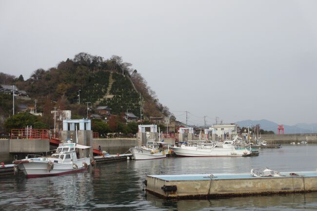 今日は上蒲刈島県民の浜を出発し、豊島大橋を渡り、豊浜の町を散策後豊浜大橋を渡り、大崎下島海の駅へ<br /><br />安芸灘とびしま海道は7つの島に7つの橋が架けられています。<br />下蒲刈島・上蒲刈島・豊島・大崎下島・平羅島・中ノ島・岡村島に安芸灘大橋・蒲刈大橋・豊島大橋・豊浜大橋・平羅橋・中の瀬戸大橋・岡村大橋です。<br />瀬戸内のおだやかな海と冬の陽射しを浴びながらのんびりと3日間かけて仁方駅から岡村港まで巡りました。