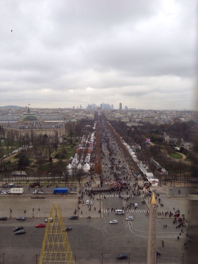今年の年越しと新年はパリで過ごしました。いつも車が行き交うシャンゼリゼも歩行者天国。