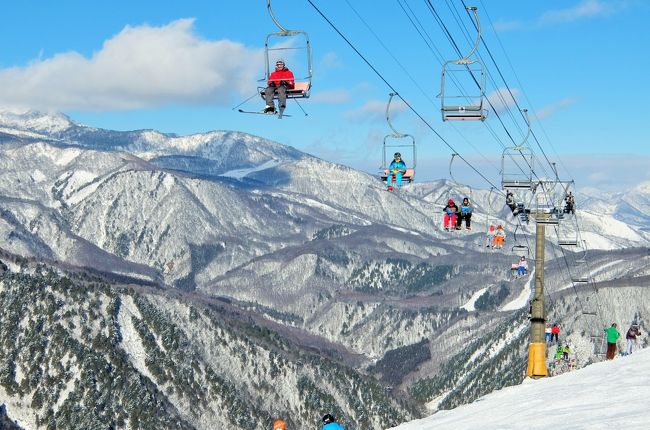 年末年始は家族でスキーにでかけ、白馬村で年越しをしました<br />雪不足ながらも天気は良く、3つのスキー場でスキーを楽しむことが出来ました。<br />12月31日　鹿島槍スキー場<br />1月1日　　八方尾根スキー場<br />1月2日　　白馬岩岳スキー場