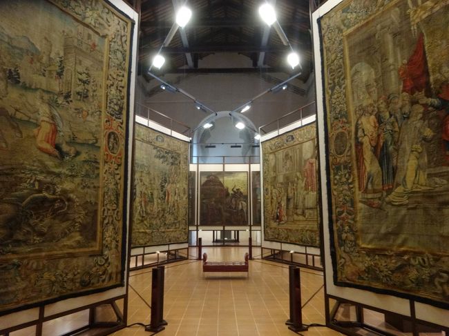 「カテドラーレ美術館」は「フェラーラ」の「サン・ロマーノ教会内」にあり「１４００年代」の「フェラーラを代表する画家（フェラーラ派）」である「コズメ・トゥーラ」の傑作の「サン・ジョルジョと竜」などが展示されている「美術館」です。<br /><br />写真は「１６世紀」の「タペストリーの展示室」です。