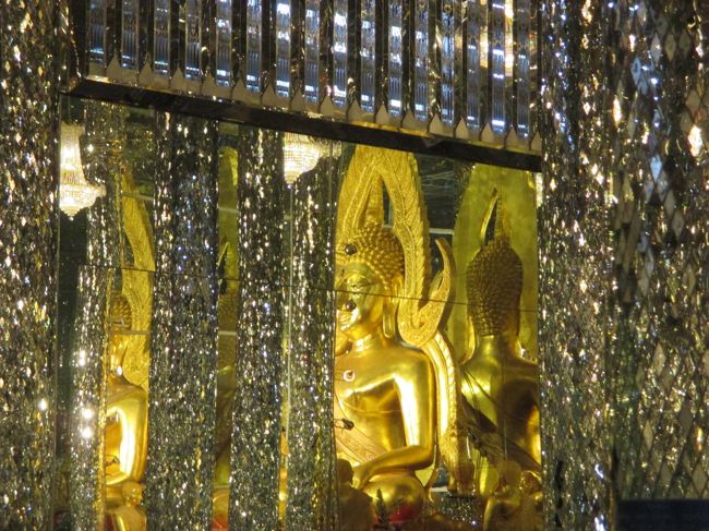この町にある前から気になっていたお寺を見に行く。<br />名前がワット・タスン(Wat Tha Sung)と言い、内部は<br />「不思議な国のアリス」か 、はたまた<br />ブルース・リーのあの決闘シーンの様な寺だ。