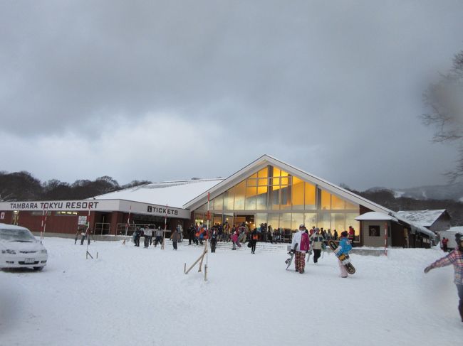 今年は暖冬で空前の雪不足となっておりますが<br />スキー好きには我慢が出来ず、連日ゲレンデのライブカメラとにらめっこ<br />なんとか「たんばらスキーパーク」ならば積雪も見込めたので、<br />日帰りスキーを決行しました。<br /><br />今回のスキーも娘の友人も同行し<br />私・家内・長女・長男・長女友人の５人でお出かけです。<br /><br />昨年同様、子供達が成長期で用具のサイズが毎年変わってしまい、とても買ってられないので<br />ウェアも板も皆レンタルしなければ・・・<br />こんな時レンタルが充実しているコンビニタイプのスキー場は重宝します。<br /><br />おりしも世間は今日から年末年始期間・・・<br />規制渋滞が懸念されるので渋滞を避けるため、<br />朝5:30頃に東京の多摩地区を出発しました。<br /><br />所沢IC?関越道?赤城SAで朝食?沼田ICと移動しました<br />特に大きな渋滞も無く一般道へ<br />（赤城で朝食中に渋滞情報を見ると川越付近が渋滞してました、早く出て良かったです）<br /><br />沼田ICから「たんばら」までの道は雪不足と言いながらも<br />例年通り途中から完全圧雪路でした。<br /><br />途中、ノーマルタイヤでノーチェーンの車に遭遇しましたが<br />さすがにスタックしてました<br />ここはスタッドレス（最低でもチェーン）必須のスキー場なのです。<br /><br />さて天気ですが雪ごいの成果が出たのか、本日は１日中雪模様<br />悪条件でしたが、雪が無いよりもましなので、ガマンガマン<br /><br />一日たっぷり滑り、帰りは沼田市内の温浴施設「ゆにいく」でまったりしてから帰宅しました。<br />