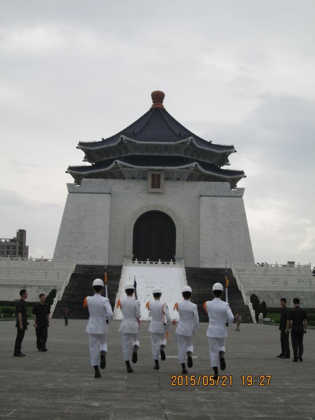 2月に震災のご恩返しとの思いで台北を訪れてましたが、帰国後、旅を振り返りながら、いろいろ調べていたらまた行きたくなり、3ヶ月後に2回目の訪問となりました(^-^)<br /><br />ホテルは、もちろん「リビエラホテル」<br />エアはバニラエア。7:35発だったので、空港そばのホテルに前泊。昭和漂う古めかしいホテルで裏の沼?でずっと蛙が鳴いてました。<br /><br />ドタバタあり(-_-)<br />ハプニングも笑いに変わる、楽しい時間が過ごせました。<br /><br />