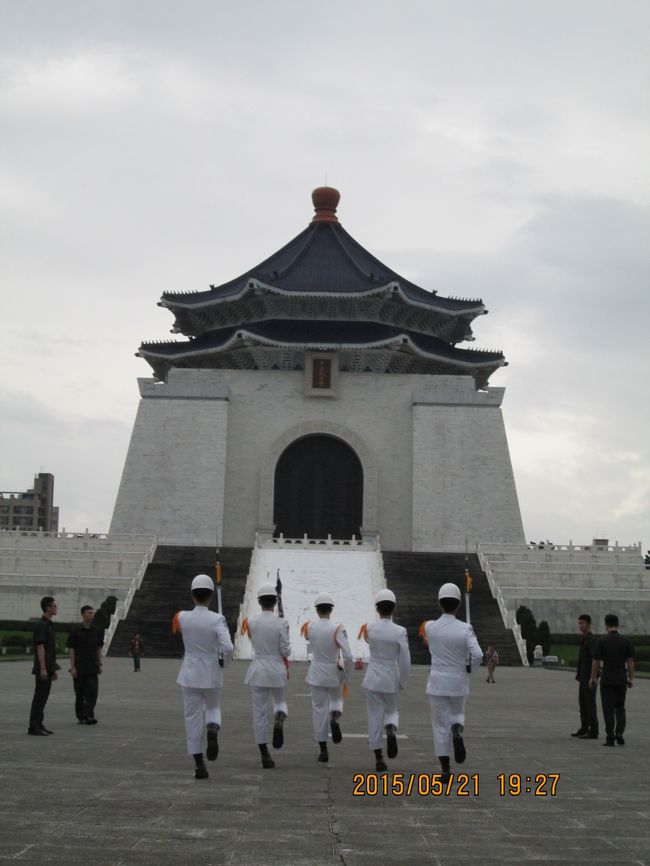 2月に震災のご恩返しとの思いで台北を訪れてましたが、帰国後、旅を振り返りながら、いろいろ調べていたらまた行きたくなり、3ヶ月後に2回目の訪問となりました（＾－＾）<br /><br />ホテルは、もちろん「リビエラホテル」<br />エアはバニラエア。7：35発だったので、空港そばのホテルに前泊。昭和漂う古めかしいホテルで裏の沼？でずっと蛙が鳴いてました。<br /><br />ドタバタあり(-_-)<br />ハプニングも笑いに変わる、楽しい時間が過ごせました。<br /><br />