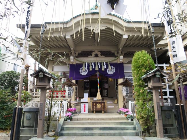 新年初歩きは、浅草名所七福神めぐりをしてきました。<br /><br />浅草名所七福神は九社寺あります。「九は数のきわみ、一は変じて七、七変じて九と為す。九は鳩でありあつまる意味をもち、また、天地の至数、易では陽を表す」という古事に由来したことによります。<br /><br />浅草七福神は寿老人と福禄寿が2箇所づつあって全部で9箇所の神社やお寺をまわります。<br />ちょっと距離が長く約6?、所要時間4時間のコースとなっています。<br /><br />今日は三が日のような陽気ではなく風が冷たく寒い日でした。<br /><br />まずスタートは矢先稲荷神社からです。 <br />矢先稲荷神社⇒鷲神社⇒吉原神社⇒不動院⇒石浜神社⇒今戸神社⇒待乳山聖天⇒浅草神社⇒浅草寺の順番でまわりました。 <br /> <br />以前回った七福神めぐり<br />日本橋・七福神めぐり<br />http://4travel.jp/travelogue/10971737<br /><br />東京スカイツリーと隅田川七福神めぐり<br />http://4travel.jp/travelogue/10517685<br /><br /><br />