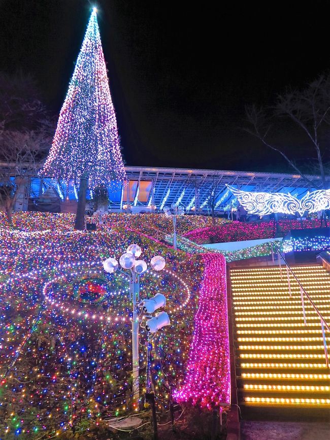 <br />約300万球が光輝く遊園地<br />今年で6年目を迎える西武園ゆうえんちのイルミネーション。首都圏最大級のイルミネーションとして年々スケールアップし、県内外から多くの人が訪れる。今年のイルミネーションは、「和」がテーマ。LED数300万球のまばゆい光で、秋から初冬は“紅葉”、春は“桜”など、季節と自然が融合した光と音のショーが楽しめる。また、メインエリア「イルミステージ」では「羽ばたく鳥」を光で演出する。イルミネーション観賞には、西口ゲート（遊園地西駅下車）からの入園がおすすめだ。<br />「西武園ゆうえんちイルミージュ」は全国11位、埼玉県内で1位の人気の高いイルミネーションスポットです。（下記より引用）<br /><br />西武園ゆうえんち　については・・<br />http://www.seibu-group.co.jp/railways/enjoy/rec/seibu-yuenchi/<br /><br />イルミュージュ　については・・<br />https://www.youtube.com/watch?v=XHgyBLbuz6U<br /><br />西武園ゆうえんちは、埼玉県所沢市にある遊園地。西武鉄道が所有し、グループ会社の西武レクリエーションが運営している。<br />1985年には、東京ディズニーランド（1983年開園）への対抗策としてほぼ全面的なリニューアルが行われた。2004年7月17日にサンリオとの提携によるアトラクションゾーン「ハローキティ メルヘンタウン」がオープン。<br />2010年11月、西武園ゆうえんちを含む西武園エリア一帯のネーミングを「所沢西武 アッハの森」に決定した。また、2010年より冬季限定でイルミネーション営業を実施している。<br />ジャイロタワー（高さ79.67m、1988年 - ）<br />（フリー百科事典『ウィキペディア（Wikipedia）』より引用）<br />