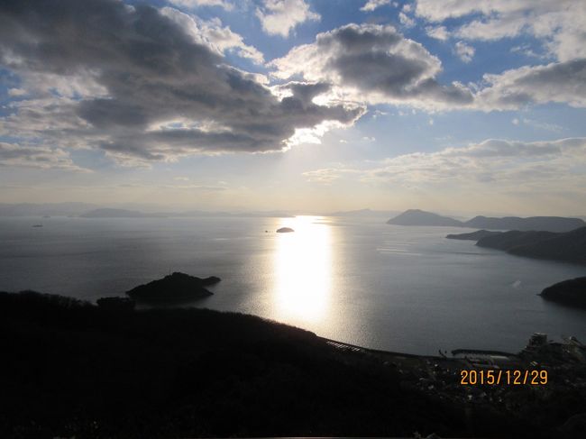夫の「八日目の蝉」名所巡りリクエストで、年末小豆島に行きました!山・川派!?のため渋々だったのですが、結論は、小豆島:花マル!です。行ってよかった!!<br /><br />港に着くなりレンタカーで「蝉」スポットをまわり始めたところ、「わたしのおもしろいとこ全然なーーい」と子がはぶて。。3歳女児が喜んだ場所は次の3つ:お猿の国・洞雲山寺・高見山公園。<br /><br />お猿の国は、どうぶつが1種類しかいない動物園、なんて考えてはいけません。そこはまさしくお猿さまたちの国!仲睦まじい親子、取っ組み合う子ザルたち、孤高のボスザル・・500匹が人間におかまいなく暮らしています。こじんまりとした(粗末な?)小屋で見せてくれるアイちゃんショーもいいですが、オリの「中」からあげるえさやりもシュール。<br /><br />洞雲山寺へは左・右ルートがあるようなのですが、ナビでもよくわからず右を選んでしまったら、山道は狭いわ、最後は歩かされるわ、で断念しそうに。でも、ほらあなのお寺はもちろん道中の「ぼうけん」は心に残ります。さらに歩いている途中に現れる小さな見晴台はうれしいオマケで、相当な高所からの眺めに「おー」となります。<br /><br />海を見下ろす高台にある高見山公園。斜面につくってあるドラゴンロードという複合遊具は、くねくねするロング滑り台がたのしい!だけでなく、眺めもよいので大人もせっせとのぼってしまいます。。<br /><br />おだやかなせとうちの海がすぐとなりにある幸せを感じた小豆島、田舎具合もいい塩梅でのんびりできました!