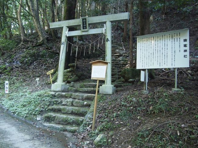 秋鹿なぎさ公園から更に島根半島を西に向かい、日本海側の十六島へ。マニアックな神社をお参りしていきます。昨日の大山で石段を上り下りした影響か、膝の調子に若干の不安があり、石段を登る神社参拝が危ぶまれます。どうしようと迷っていると、とりあえず行ってみようと相方が言いました。