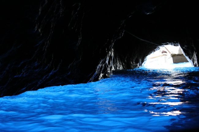 ずっとずっと見てみたかった「青の洞窟」（イタリア・カプリ島）の中の幻想的な青い風景。カプリ島、アマルフィコーストを中心に、イタリア南部を旅行してきました。今回は、アマルフィの街とカプリ島の旅行記です。