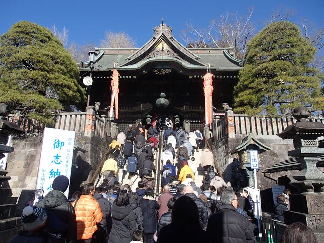 時刻表を眺めていたら各地より成田山新勝寺への御参りの為の臨時列車が設定されているのを発見。その内の１つ、「快速成田山初詣やまなし号」に乗って初詣に出かけました。<br />長男とかーちゃんは区の剣道初稽古大会があるので同行せず。次男坊との二人旅です。